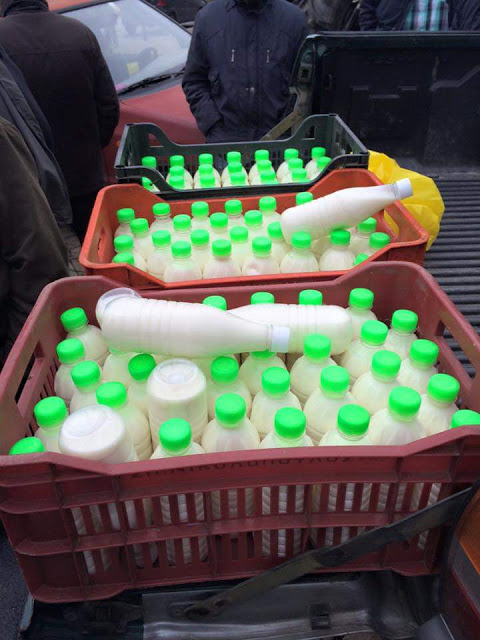 Κατάληψη στο Διοικητήριο Ξάνθης από τους αγρότες – Μοίρασαν γάλα και φασόλια - Φωτογραφία 3