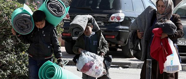 ΣΤΟ ΛΙΜΑΝΙ ΤΟΥ ΠΕΙΡΑΙΑ ΑΚΟΜΗ 437 ΠΡΟΣΦΥΓΕΣ - Φωτογραφία 2