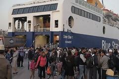 ΣΤΟ ΛΙΜΑΝΙ ΤΟΥ ΠΕΙΡΑΙΑ ΑΚΟΜΗ 437 ΠΡΟΣΦΥΓΕΣ