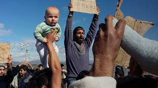 Δραματική κατάσταση στην Ειδομένη: «Αλυσίδα» από μετανάστες μπροστά στο φράχτη - Φωτογραφία 1