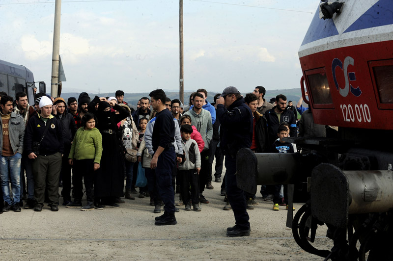 Δραματική κατάσταση στην Ειδομένη: «Αλυσίδα» από μετανάστες μπροστά στο φράχτη - Φωτογραφία 6