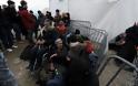 Δραματική κατάσταση στην Ειδομένη: «Αλυσίδα» από μετανάστες μπροστά στο φράχτη - Φωτογραφία 11