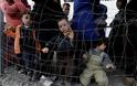 Δραματική κατάσταση στην Ειδομένη: «Αλυσίδα» από μετανάστες μπροστά στο φράχτη - Φωτογραφία 12