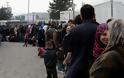Δραματική κατάσταση στην Ειδομένη: «Αλυσίδα» από μετανάστες μπροστά στο φράχτη - Φωτογραφία 15