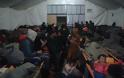 Δραματική κατάσταση στην Ειδομένη: «Αλυσίδα» από μετανάστες μπροστά στο φράχτη - Φωτογραφία 16