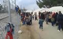 Δραματική κατάσταση στην Ειδομένη: «Αλυσίδα» από μετανάστες μπροστά στο φράχτη - Φωτογραφία 17