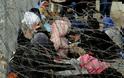 Δραματική κατάσταση στην Ειδομένη: «Αλυσίδα» από μετανάστες μπροστά στο φράχτη - Φωτογραφία 5
