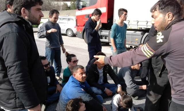 Καθιστική διαμαρτυρία προσφύγων στην ε.ο. Τρικάλων - Ιωαννίνων - Φωτογραφία 3