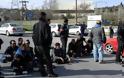 Καθιστική διαμαρτυρία προσφύγων στην ε.ο. Τρικάλων - Ιωαννίνων