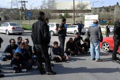 Καθιστική διαμαρτυρία προσφύγων στην ε.ο. Τρικάλων - Ιωαννίνων
