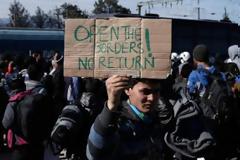 Δράμα στην Ειδομένη - Ανθρώπινη αλυσίδα από Αφγανούς, 6.000 άτομα στα σύνορα