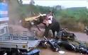 Έξαλλος ελέφαντας καταστρέφει αυτοκίνητα κατα τη διάρκεια θρησκευτικής γιορτής στην Ινδία... [video]