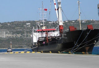 Ρεσάλτο των λιμενικών σε φορτηγό πλοίο στα Χανιά - Φωτογραφία 1
