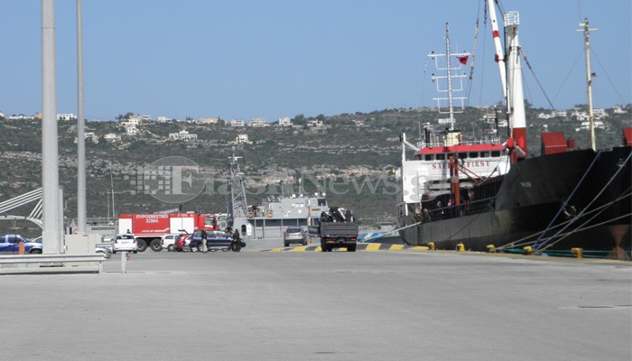 Ρεσάλτο των λιμενικών σε φορτηγό πλοίο στα Χανιά - Φωτογραφία 4