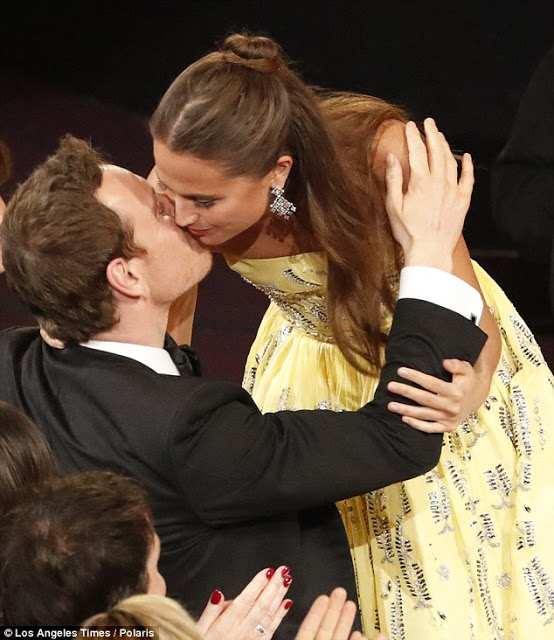 Επιτέλους τον φίλησε! Η Alicia Vikander κέρδισε Όσκαρ και φίλησε σε δημόσια θέα τον Michael Fassbender! [photos] - Φωτογραφία 3