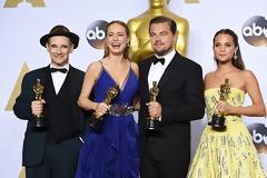 Επιτέλους τον φίλησε! Η Alicia Vikander κέρδισε Όσκαρ και φίλησε σε δημόσια θέα τον Michael Fassbender! [photos]