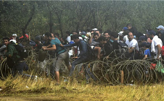 Η στιγμή που οι πρόσφυγες ρίχνουν τον φράχτη στην Ειδομένη... [video] - Φωτογραφία 1