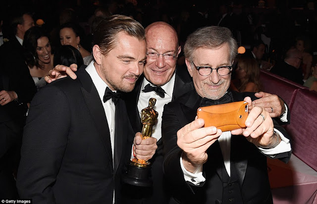 Σύσσωμο το Hollywood έβγαλε selfies με τον Leonardo DiCaprio που κέρδισε Όσκαρ... [photos] - Φωτογραφία 2