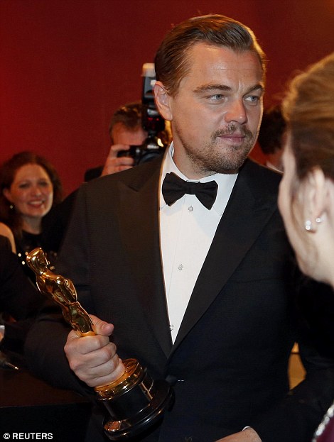Σύσσωμο το Hollywood έβγαλε selfies με τον Leonardo DiCaprio που κέρδισε Όσκαρ... [photos] - Φωτογραφία 4
