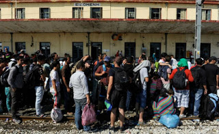 Δήλωση ΣΟΚ υπουργού για τους Έλληνες: Να κάνουν παιδιά με τους μετανάστες που έρχονται… - Φωτογραφία 1