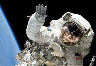 Αυτό είναι το πρώτο πρόσωπο που βλέπουν οι αστροναύτες, όταν επιστρέφουν στη Γη  [photo] - Φωτογραφία 1