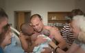 Η ιστορία της φωτογραφίας των δυο μπαμπάδων που αγκαλιάζουν το παιδί τους για πρώτη φορά που έχει γίνει viral...