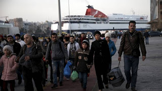 Βουλιάζουν τα νησιά από πρόσφυγες και μετανάστες που περιμένουν πλοίο για τον Πειραιά... - Φωτογραφία 1
