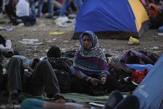 Δραματική η κατάσταση στην Ειδομένη: Οι πρόσφυγες χρειάζονται ρούχα μετά τη βροχή και φαγητό... - Φωτογραφία 1