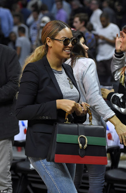 Δείτε πως εμφανίστηκε η Beyonce σε αγώνα NBA... [photos] - Φωτογραφία 3