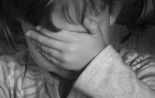 ΣΥΓΚΛΟΝΙΖΕΙ: Τα σπαρακτικά δάκρυα της μικρής Μελίνας δίπλα στην αναίσθητη έγκυο μητέρα της - Φωτογραφία 1