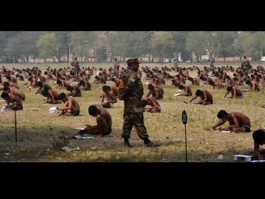 Έδωσαν εξετάσεις στις Ένοπλες Δυνάμεις της Ινδίας φορώντας μόνο εσώρουχα…για να μην αντιγράψουν - Φωτογραφία 2