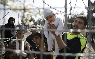 Συγκλονιστικές εικόνες από την Ειδομένη: Οι πρόσφυγες παραμένουν εγκλωβισμένοι στα σύνορα... [photos] - Φωτογραφία 1