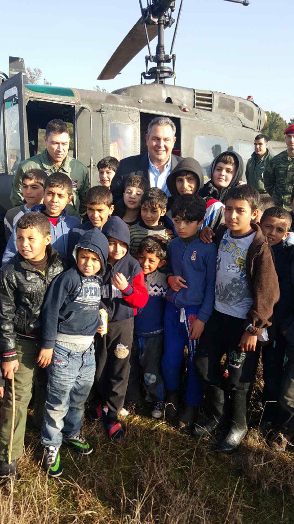 Η φωτογραφία του Πάνου Καμμένου με τα προσφυγόπουλα στο Κιλκίς! [photo] - Φωτογραφία 2