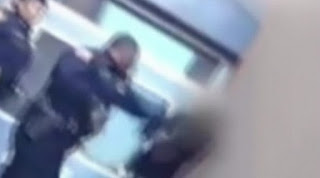 Βίντεο: Αστυνομικός στις ΗΠΑ χαστουκίζει και κλωτσάει μαθητή μέσα σε σχολείο! - Φωτογραφία 1