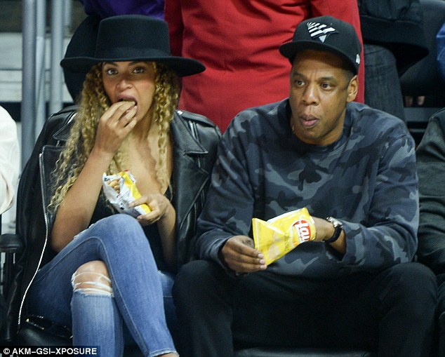 Η Beyonce τρώει σνακ στον αγώνα NBA... [photos] - Φωτογραφία 2
