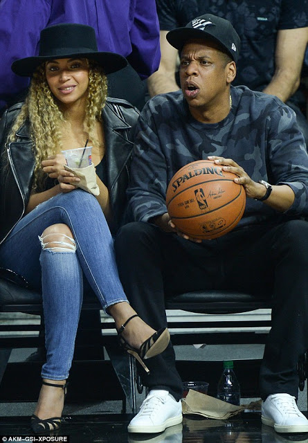 Η Beyonce τρώει σνακ στον αγώνα NBA... [photos] - Φωτογραφία 3