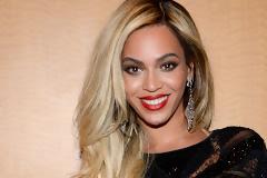 Η Beyonce τρώει σνακ στον αγώνα NBA... [photos]