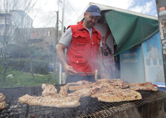 Οι ψησταριές έχουν πάρει «φωτιά» και οι μασκαράδες τους… δρόμους [photos] - Φωτογραφία 3