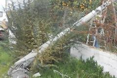 Απίστευτο: Τσιμεντένια κολώνα φωτισμού «προσγειώθηκε» πάνω σε σπίτι στην Πατρών Πύργου - Από θαύμα δεν θρηνήσαμε θύματα