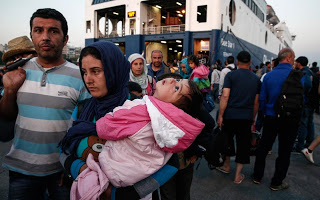 Βουλιάζει ο Πειραιάς από πρόσφυγες και μετανάστες... - Φωτογραφία 1