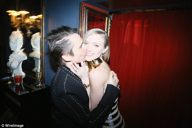 Ο Matt Bellamy από τους Muse φιλάει την κοπέλα του μπροστά σε όλους... [photos] - Φωτογραφία 2