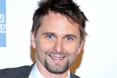 Ο Matt Bellamy από τους Muse φιλάει την κοπέλα του μπροστά σε όλους... [photos]