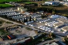 Πόσοι πρόσφυγες φιλοξενούνται σε υποδομές σε όλη την Ελλάδα [πίνακες]