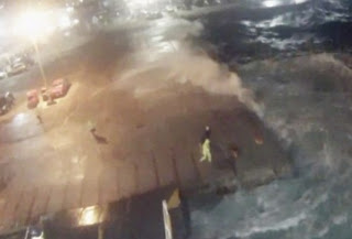 Απίστευτο βίντεο: Το Blue Star Naxos δίνει μάχη για να «δέσει» στο λιμάνι με 8 μποφόρ - Φωτογραφία 1