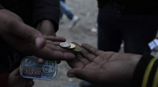 Πρόσφυγες στην Ειδομένη στήνουν υπαίθρια μαγαζιά και πωλούν τα... [photos] - Φωτογραφία 1