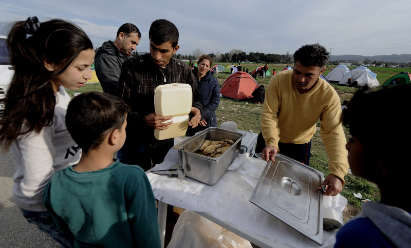 Πρόσφυγες στην Ειδομένη στήνουν υπαίθρια μαγαζιά και πωλούν τα... [photos] - Φωτογραφία 3