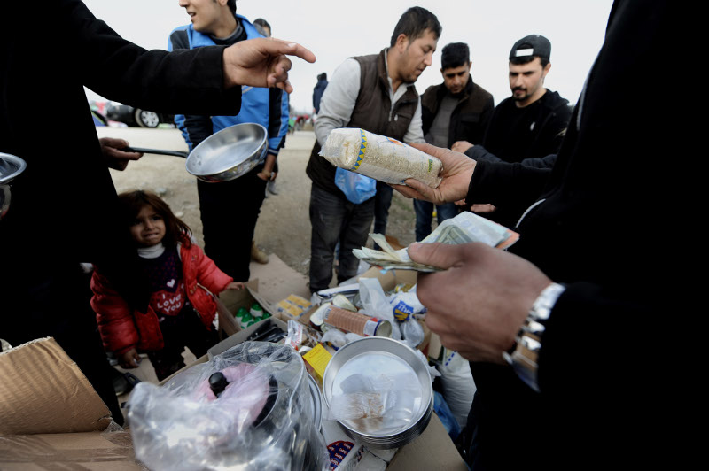 Πρόσφυγες στην Ειδομένη στήνουν υπαίθρια μαγαζιά και πωλούν τα... [photos] - Φωτογραφία 4