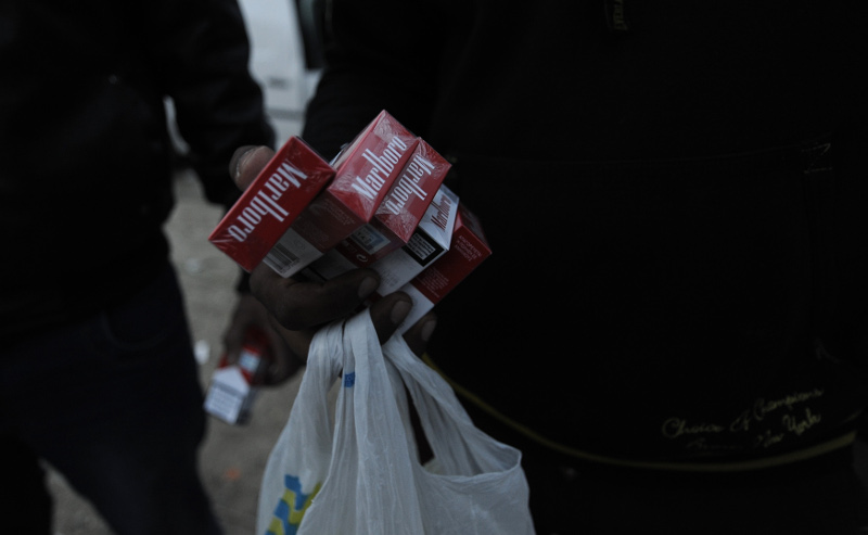 Πρόσφυγες στην Ειδομένη στήνουν υπαίθρια μαγαζιά και πωλούν τα... [photos] - Φωτογραφία 5