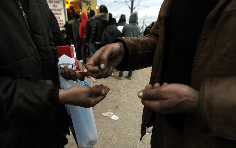 Πρόσφυγες στην Ειδομένη στήνουν υπαίθρια μαγαζιά και πωλούν τα... [photos] - Φωτογραφία 6