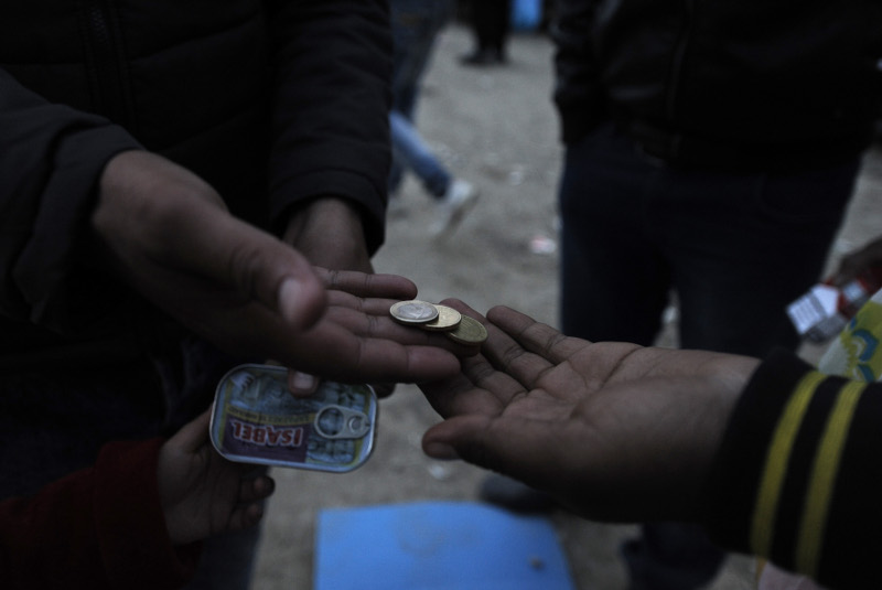 Πρόσφυγες στην Ειδομένη στήνουν υπαίθρια μαγαζιά και πωλούν τα... [photos] - Φωτογραφία 8